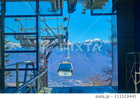 冬の長野県富士見町の富士見パノラマリゾートのゴンドラ山頂駅から八ヶ岳連峰を見る 111328445