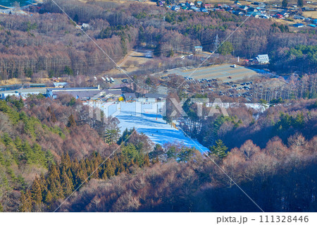 冬の長野県富士見町の富士見パノラマリゾートのゴンドラからゲレンデ、駐車場方面を俯瞰する 111328446