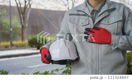 作業服の男性と積雪風景｜冬の工事現場イメージ 111328607