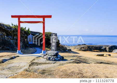 海に臨む三峰神社 海に臨む三峰神社 111328778