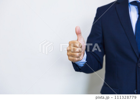 ビジネスマンがサムズアップでいいね Businessman thumbs up like good ビジネスマンがサムズアップでいいね Businessman thumbs up like good 111328779