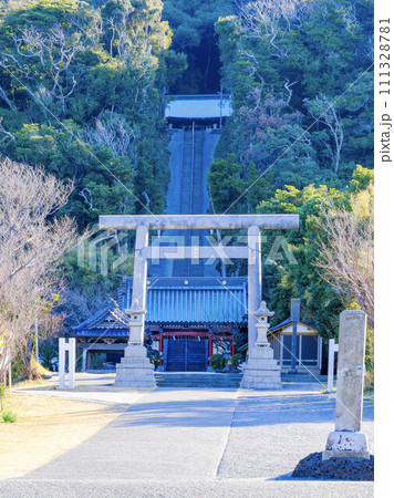 洲崎神社鳥居と石段(縦) 洲崎神社鳥居と石段(縦) 111328781