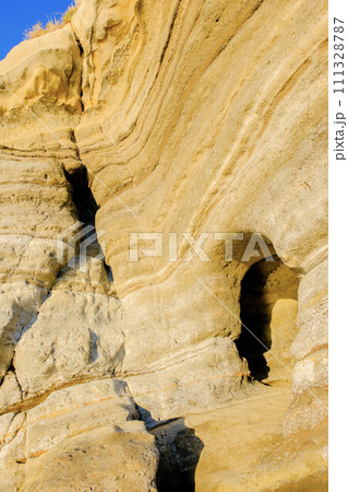 沖ノ島の洞窟穴（縦） 111328787