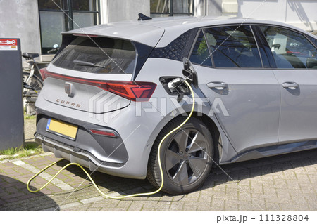 充電中のEV 111328804