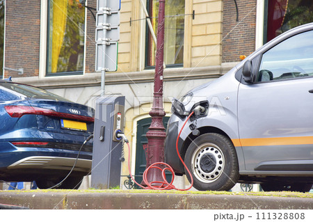 充電中のEV 111328808