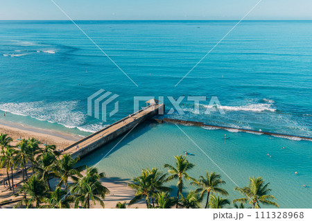 ハワイの青い空とワイキキビーチ 111328968