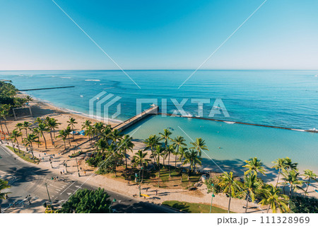 ハワイの青い空とワイキキビーチ 111328969