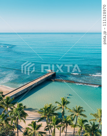 ハワイの青い空とワイキキビーチ 111328970
