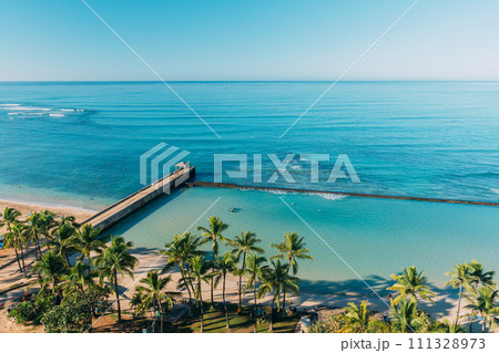 ハワイの青い空とワイキキビーチ 111328973