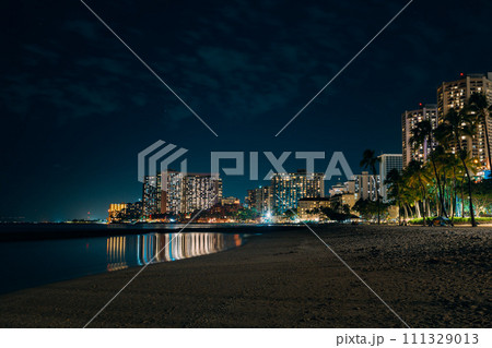 ハワイの夜景とワイキキビーチ ハワイの夜景とワイキキビーチ 111329013