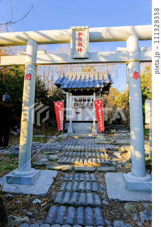 鳥居と宇賀明神社(縦) 鳥居と宇賀明神社(縦) 111329358