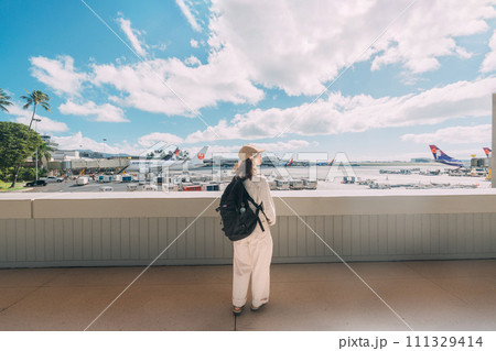 旅行に行く女性 旅行に行く女性 111329414