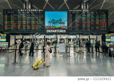 空港でスーツケースを持って旅行する女性 空港でスーツケースを持って旅行する女性 111329421