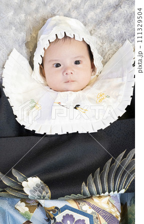 カメラ目線でお宮参りの写真撮影をするハーフの男の子の赤ちゃん 111329504