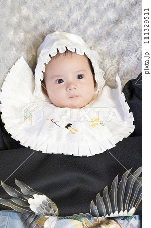 カメラ目線でお宮参りの写真撮影をするハーフの男の子の赤ちゃん カメラ目線でお宮参りの写真撮影をするハーフの男の子の赤ちゃん 111329511