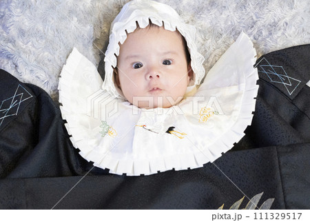 カメラ目線でお宮参りの写真撮影をするハーフの男の子の赤ちゃん 111329517