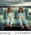 アイスクリームを食べている美しい外国の双子の少女 111329650