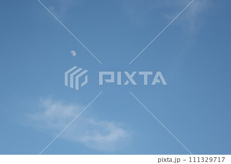 月と青い空 月と青い空 111329717
