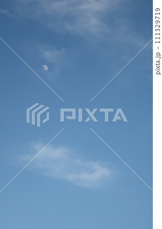 月と青い空 月と青い空 111329719