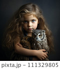 フクロウと少女のファインアートポートレート 111329805
