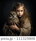 フクロウと少女のファインアートポートレート 111329806