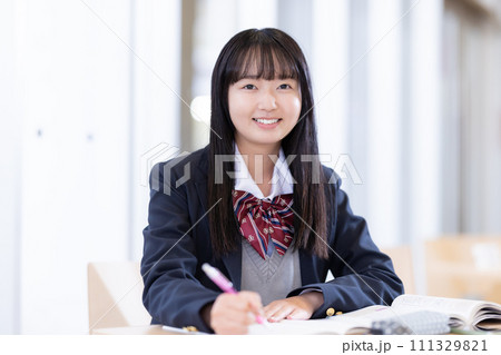 勉強する女子高生　撮影協力：有明教育芸術短期大学 111329821