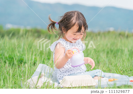 おもちゃでおままごと遊びをする子供・女の子・少女 おもちゃでおままごと遊びをする子供・女の子・少女 111329877