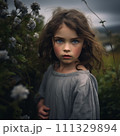 曇り空の下アイルランドの花畑に立つ少女 111329894