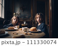 パリのアパルトマンで朝食を食べている双子の少女 111330074