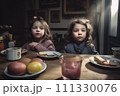 パリのアパルトマンで朝食を食べている双子の少女 111330076