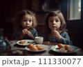 パリのアパルトマンで朝食を食べている双子の少女 111330077