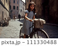 ローマの街で自転車に乗る少女の映画のワンシーンの様な写真 111330488