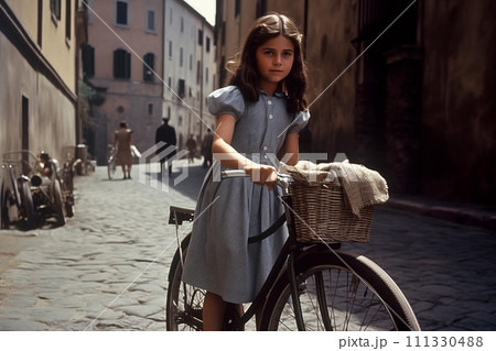 ローマの街で自転車に乗る少女の映画のワンシーンの様な写真 111330488