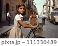 ローマの街でかごに猫を載せた自転車に乗る少女の映画のワンシーンの様な写真 111330489