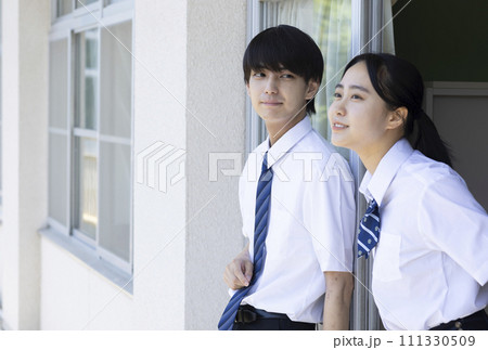 学校の廊下で話をする高校生 学校の廊下で話をする高校生 111330509