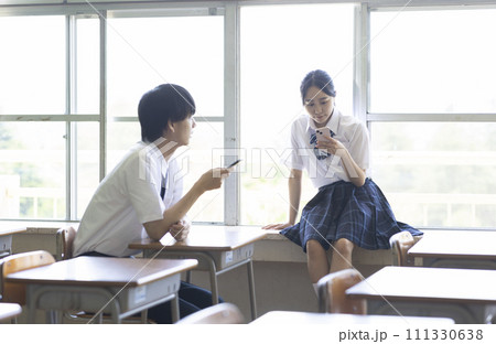 教師で話しをする高校生 教師で話しをする高校生 111330638