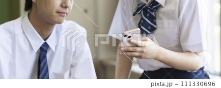教師で話しをする高校生 教師で話しをする高校生 111330696