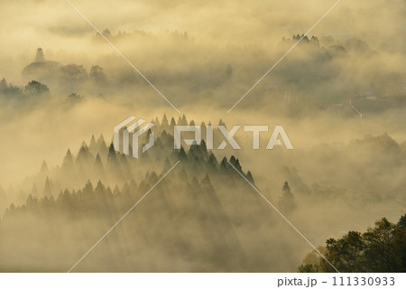 宝山公園展望台からの夜久野高原の雲海 宝山公園展望台からの夜久野高原の雲海 111330933
