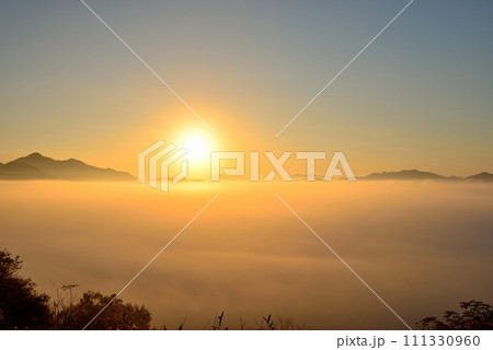 宝山公園展望台からの夜久野高原の雲海 宝山公園展望台からの夜久野高原の雲海 111330960