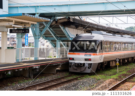 【紀勢本線】紀伊勝浦駅に停車する特急南紀 【紀勢本線】紀伊勝浦駅に停車する特急南紀 111331626