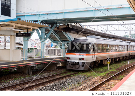 【紀勢本線】紀伊勝浦駅に停車する特急南紀 111331627