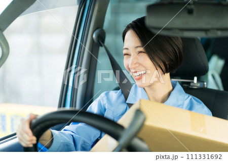 車を運転する女性配達員 車を運転する女性配達員 111331692