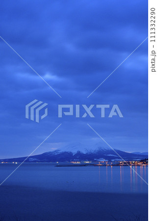 冬の北海道八雲町で夜明けの駒ヶ岳の風景を撮影 冬の北海道八雲町で夜明けの駒ヶ岳の風景を撮影 111332290