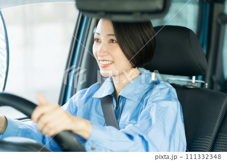 運転する女性作業員 111332348