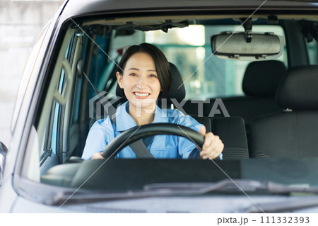 運転する女性作業員 運転する女性作業員 111332393