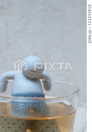 人形のかたちをした茶こし器 111332616