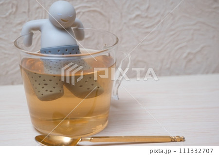 人形のかたちをした茶こし器 111332707