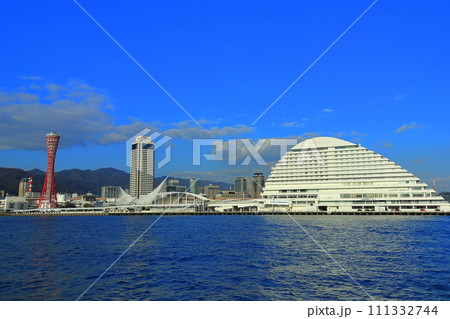 【兵庫県】改装後のポートタワーと神戸メリケンパーク 111332744