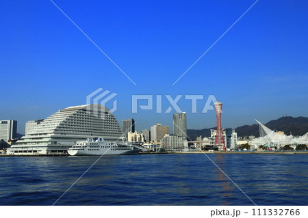 【兵庫県】快晴の神戸メリケンパークとハーバーランド（神戸港） 111332766