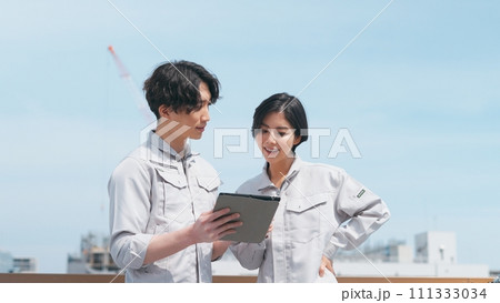 作業服を着た男女 111333034